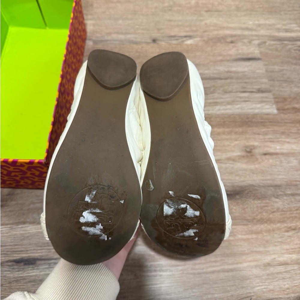 Tory Burch Cream Leather Ballet Flats Size 7.5 Gold Logo Medallion Good Used - Picture 5 of 10